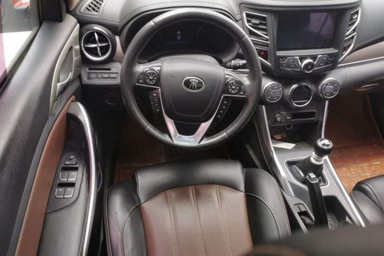 Used BYD Song 2016 Gaishi Edition 1.5TI Manual Haoya Model Steering Wheel
