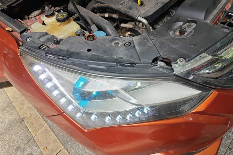 Used BYD Song 2016 2.0TID Automatic Prestige Edition Right Front Headlight