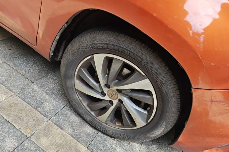 Used BYD Song 2016 2.0TID Automatic Prestige Edition Right Front Wheel Hub