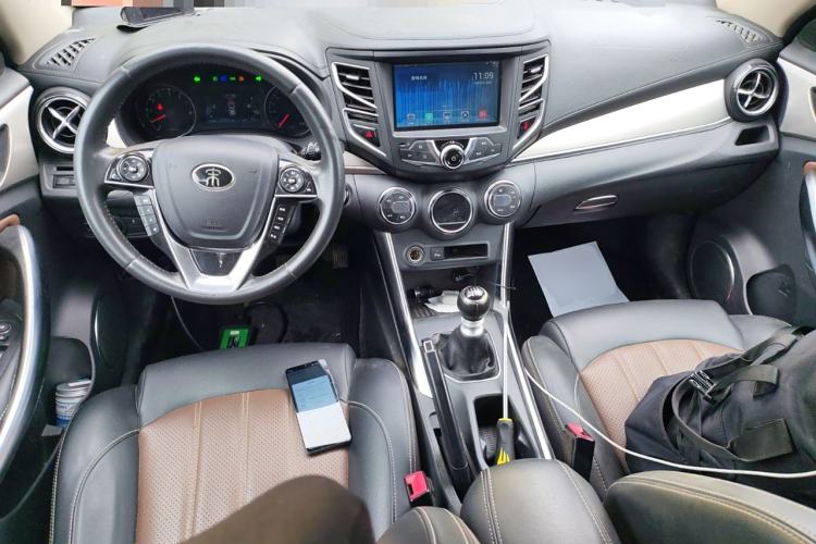 Used BYD Song 2016 GaiShi Edition 1.5TI Manual Elite Model Center Console