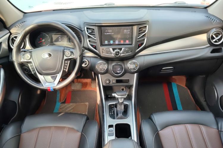 Used BYD Song 2016 GaiShi Edition 1.5TID Automatic Elite Model Center Console