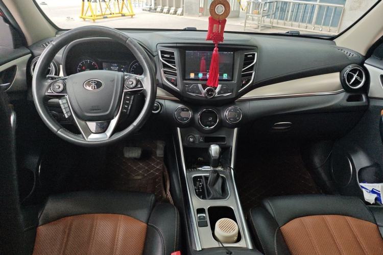 Used BYD Song 2016 GaiShi Edition 1.5TID Automatic Elite Model Center Console
