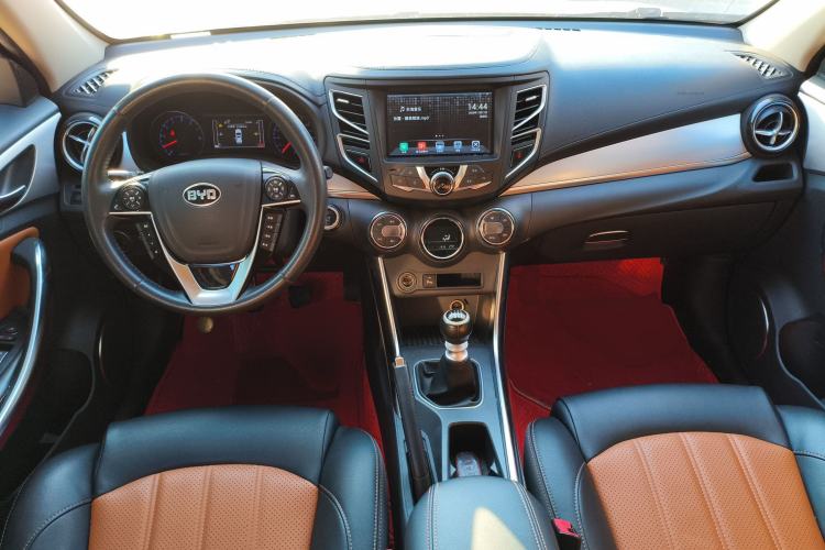 Used BYD Song 2016 1.5TI Manual Luxury Model Center Console
