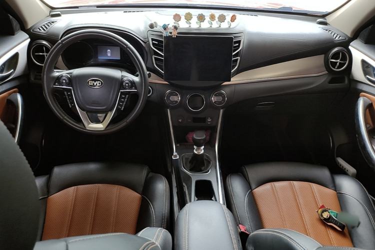 Used BYD Song 2016 1.5TI Manual Luxury Model Center Console