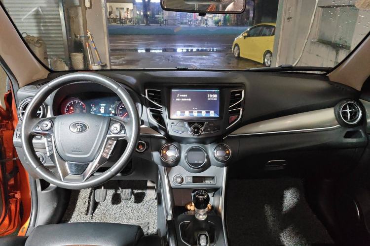 Used BYD Song 2016 GaiShi Edition 1.5TI Manual Elite Model Center Console