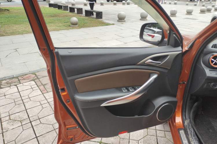 Used BYD Song 2016 GaiShi Edition 1.5TID Automatic Elite Model Interior 7