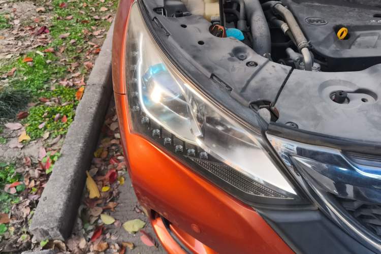 Used BYD Song 2016 2.0TID Automatic Prestige Edition Right Front Headlight