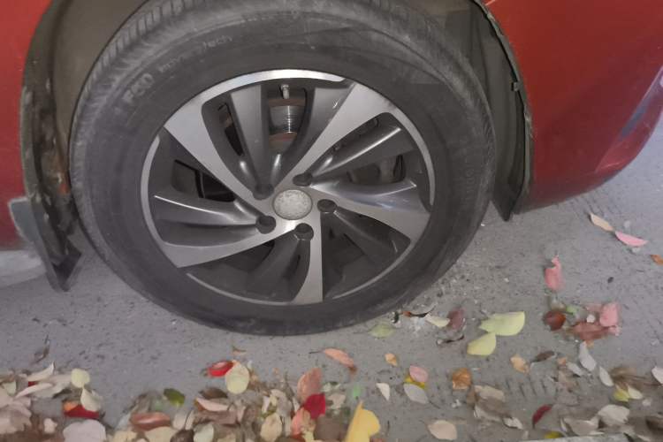 Used BYD Song 2016 2.0TID Automatic Prestige Edition Right Front Wheel Hub