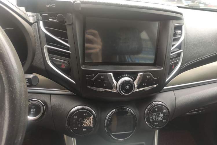 Used BYD Song 2016 GaiShi Edition 1.5TID Automatic Elite Model Audio And AC Panel