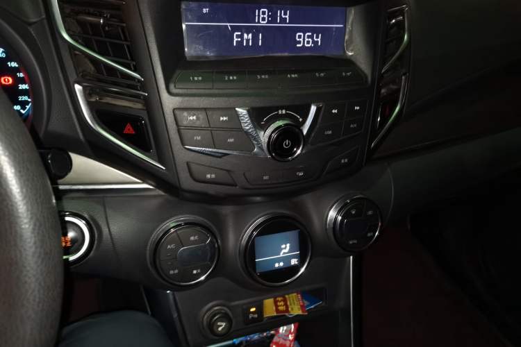 Used BYD Song 2016 Gaishi Edition 1.5TI Manual Leading Model Audio And AC Panel