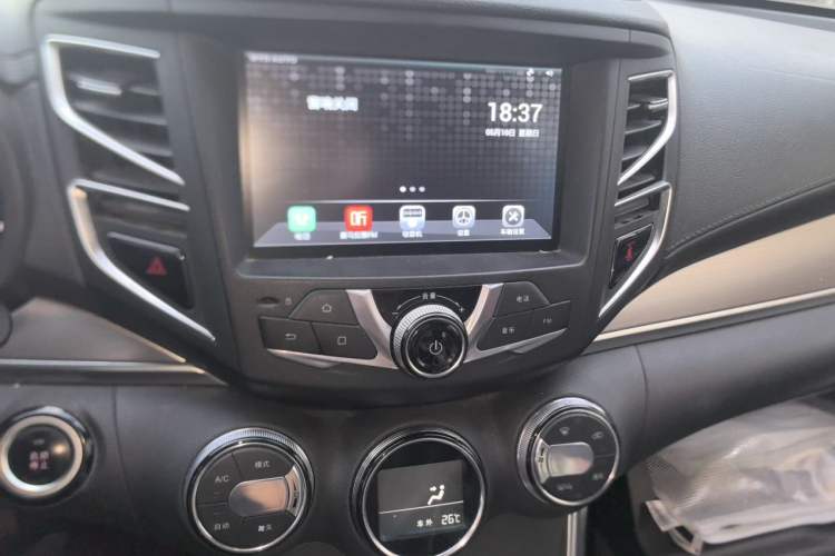 Used BYD Song 2016 GaiShi Edition 1.5TID Automatic Elite Model Audio And AC Panel