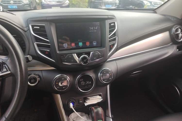 Used BYD Song 2016 GaiShi Edition 1.5TID Automatic Elite Model Audio And AC Panel