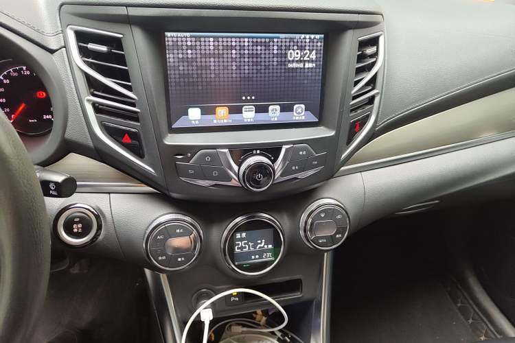 Used BYD Song 2016 GaiShi Edition 1.5TI Manual Elite Model Audio And AC Panel