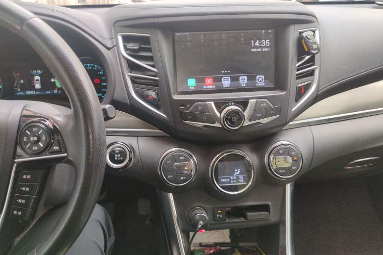 Used BYD Song 2016 Gaishi Edition 1.5TI Manual Haoya Model Audio And AC Panel