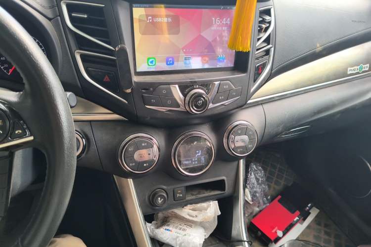 Used BYD Song 2016 Gaishi Edition 1.5TI Manual Haoya Model Audio And AC Panel