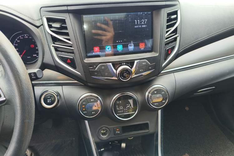 Used BYD Song 2016 Gaishi Edition 1.5TI Manual Haoya Model Audio And AC Panel