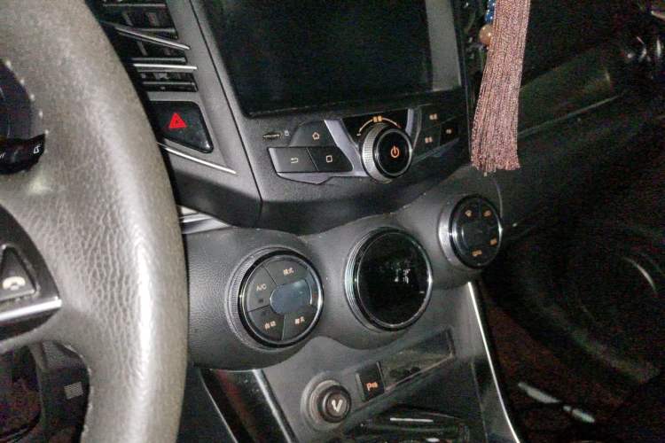 Used BYD Song 2016 GaiShi Edition 1.5TI Manual Elite Model Audio And AC Panel