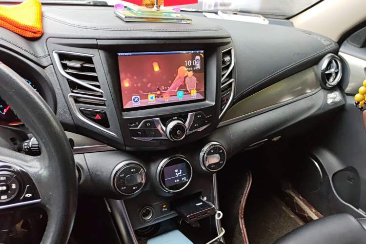 Used BYD Song 2016 GaiShi Edition 1.5TI Manual Elite Model Audio And AC Panel