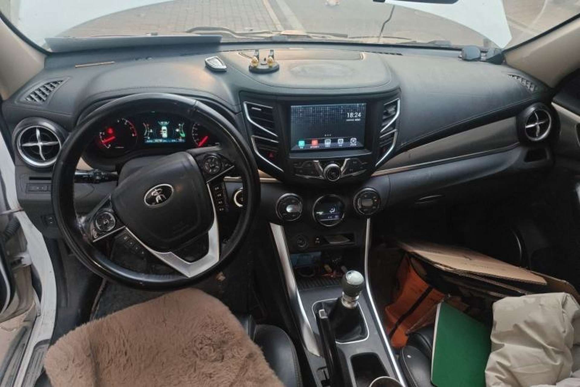 Used BYD Song 2016 GaiShi Edition 1.5TI Manual Elite Model Center Console