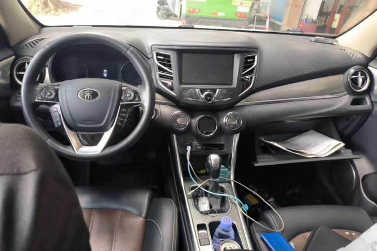 Used BYD Song 2016 GaiShi Edition 1.5TID Automatic Elite Model Center Console