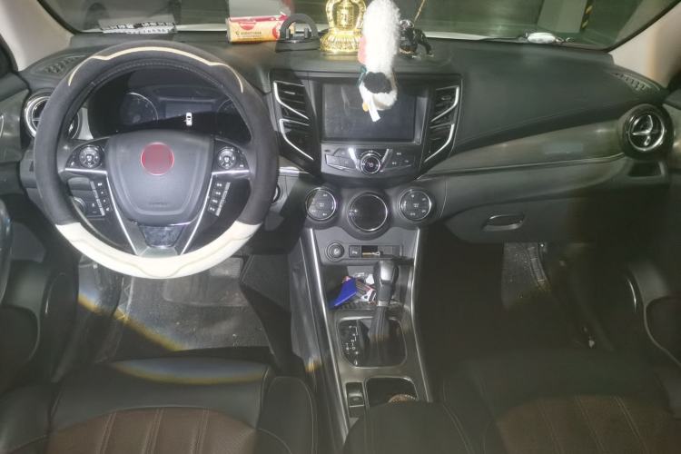 Used BYD Song 2016 GaiShi Edition 1.5TID Automatic Elite Model Center Console