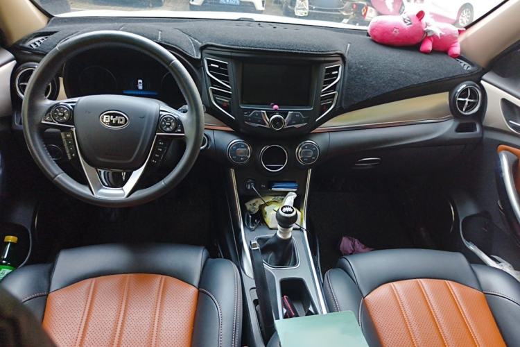 Used BYD Song 2016 1.5TI Manual Luxury Model Center Console