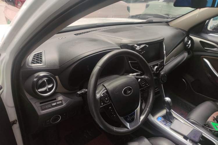 Used BYD Song 2016 GaiShi Edition 1.5TID Automatic Elite Model Center Console