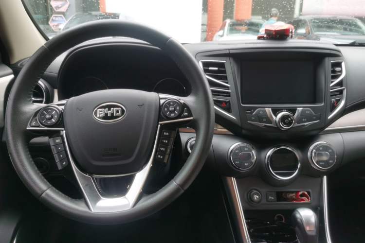 Used BYD Song 2016 2.0TID Automatic Luxury Edition Center Console