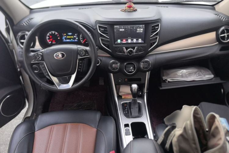 Used BYD Song 2016 GaiShi Edition 1.5TID Automatic Elite Model Center Console