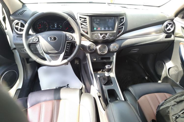 Used BYD Song 2016 GaiShi Edition 1.5TI Manual Elite Model Center Console