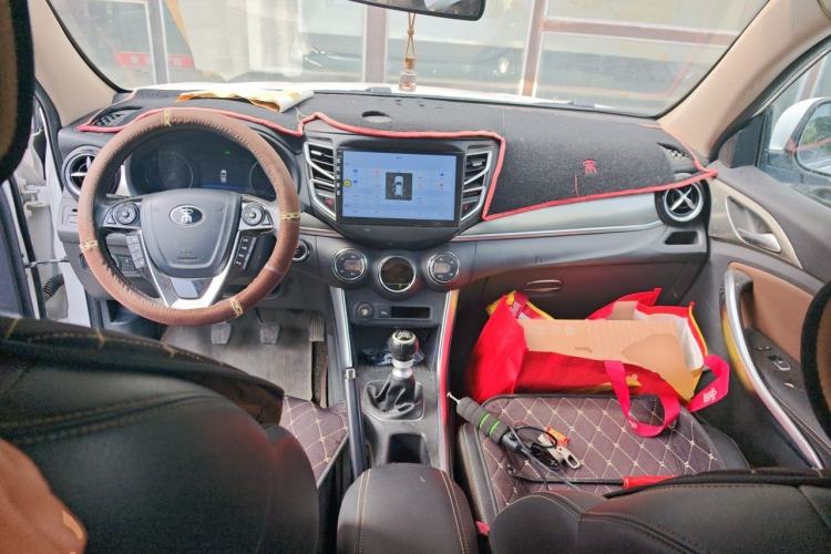 Used BYD Song 2016 GaiShi Edition 1.5TI Manual Elite Model Center Console