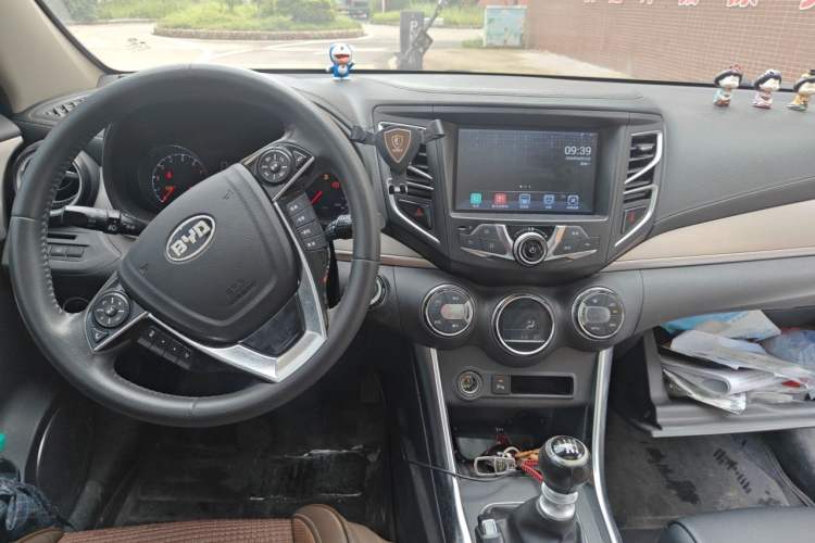 Used BYD Song 2016 1.5TI Manual Luxury Model Center Console