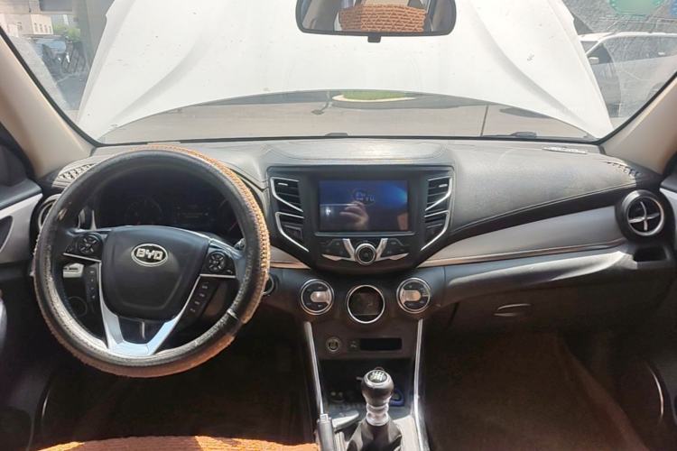 Used BYD Song 2016 1.5TI Manual Luxury Model Center Console