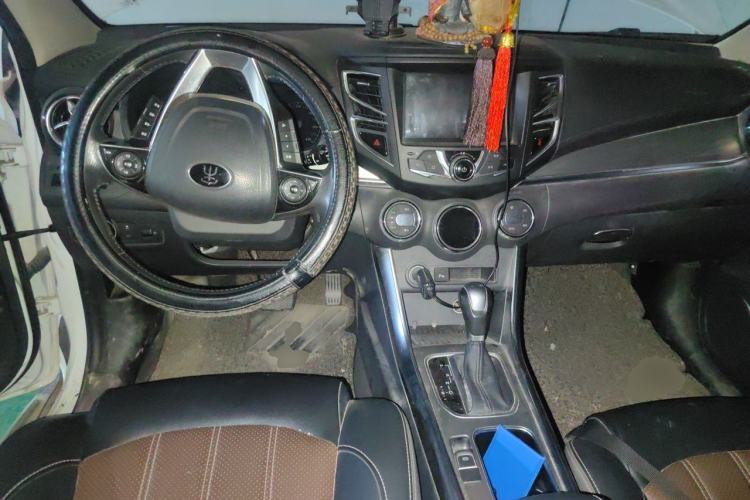 Used BYD Song 2016 GaiShi Edition 1.5TID Automatic Elite Model Center Console