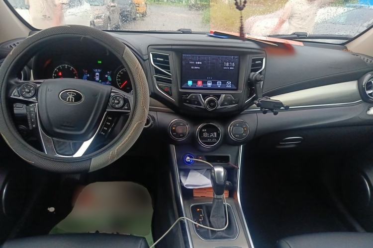Used BYD Song 2016 GaiShi Edition 1.5TID Automatic Elite Model Center Console