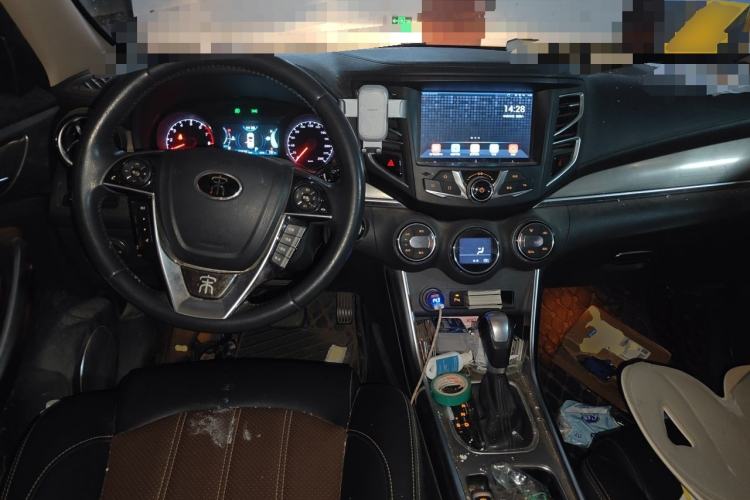 Used BYD Song 2016 GaiShi Edition 1.5TID Automatic Elite Model Center Console