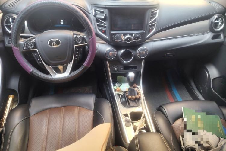 Used BYD Song 2016 GaiShi Edition 1.5TID Automatic Elite Model Center Console