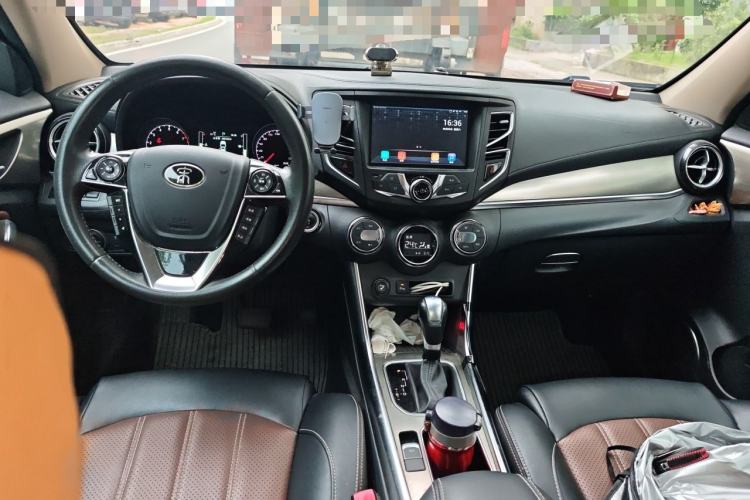 Used BYD Song 2016 GaiShi Edition 1.5TID Automatic Elite Model Center Console
