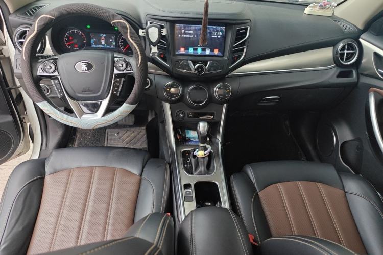 Used BYD Song 2016 GaiShi Edition 1.5TID Automatic Elite Model Center Console