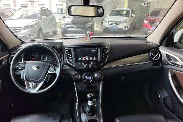 Used BYD Song 2016 GaiShi Edition 1.5TI Manual Elite Model Center Console