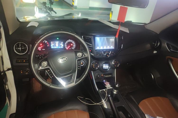Used BYD Song 2016 1.5TI Manual Luxury Model Center Console