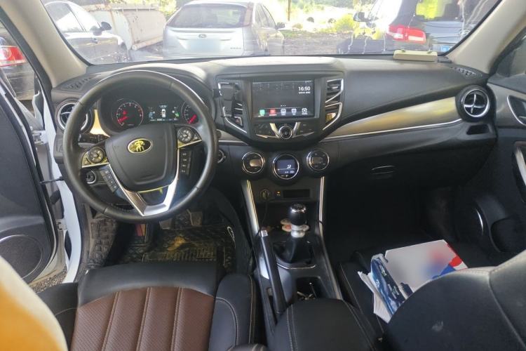 Used BYD Song 2016 GaiShi Edition 1.5TI Manual Elite Model Center Console