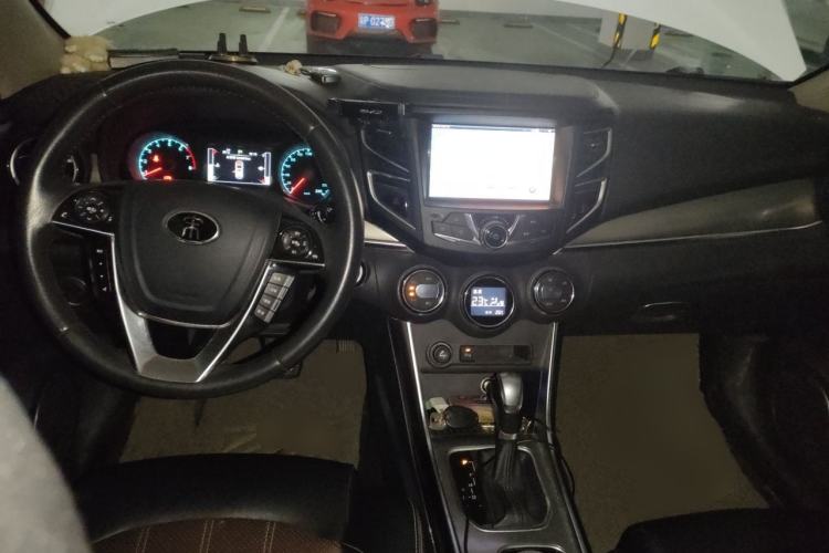 Used BYD Song 2016 GaiShi Edition 1.5TID Automatic Elite Model Center Console
