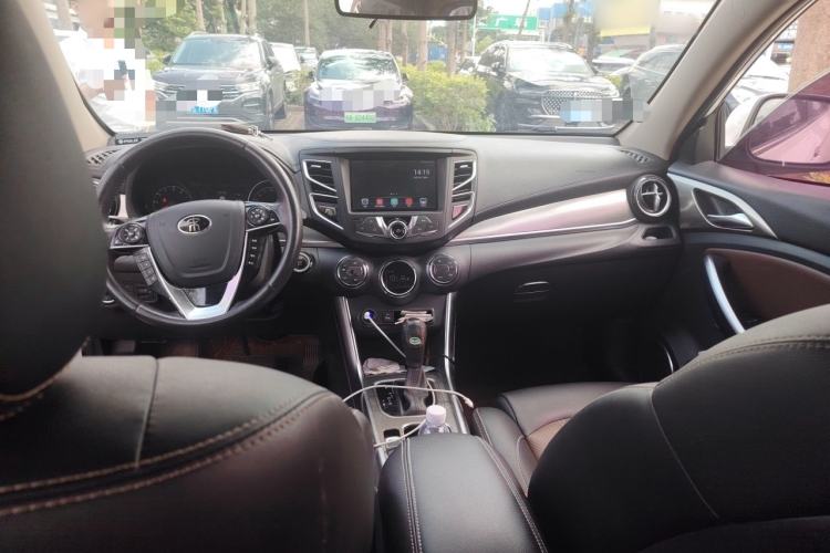 Used BYD Song 2016 GaiShi Edition 1.5TID Automatic Elite Model Center Console