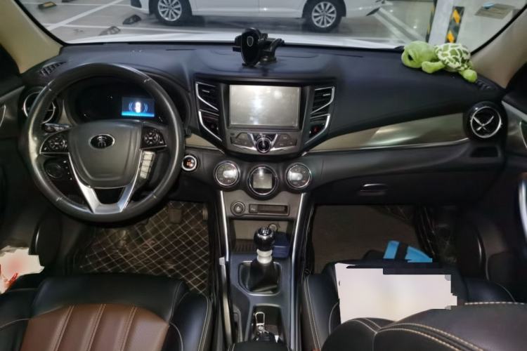 Used BYD Song 2016 GaiShi Edition 1.5TI Manual Elite Model Center Console