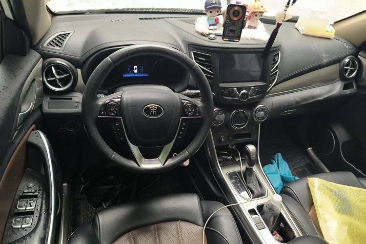 Used BYD Song 2016 GaiShi Edition 1.5TID Automatic Elite Model Center Console