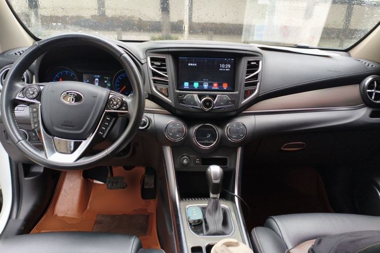 Used BYD Song 2016 GaiShi Edition 1.5TID Automatic Elite Model Center Console