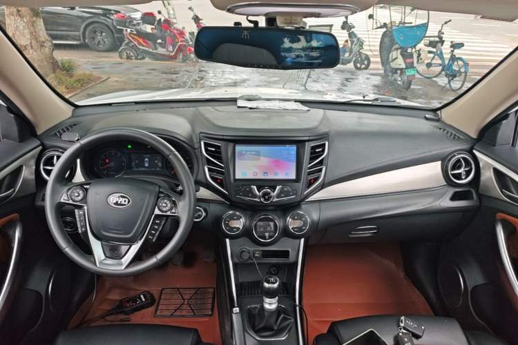 Used BYD Song 2016 1.5TI Manual Luxury Model Center Console