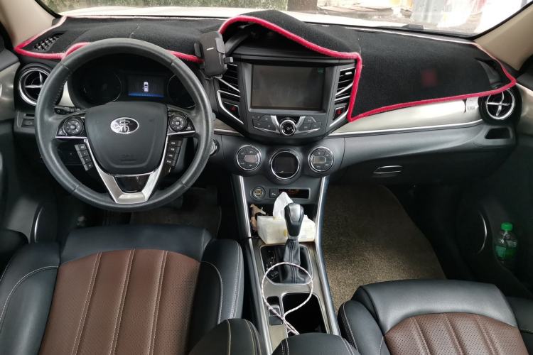 Used BYD Song 2016 GaiShi Edition 1.5TID Automatic Elite Model Center Console