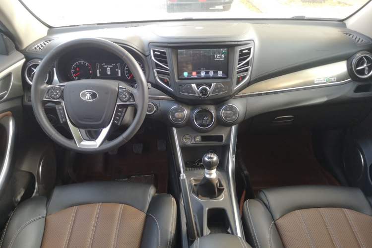 Used BYD Song 2016 Gaishi Edition 1.5TI Manual Haoya Model Center Console